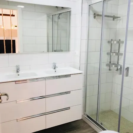 Apartment New 2br 100m-to-beach Free Parking